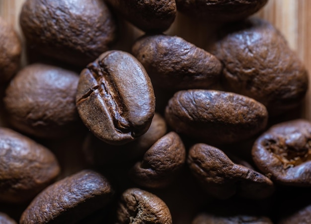 Ein Haufen Kaffeebohnen mit dem Wort Kaffee auf der Seite