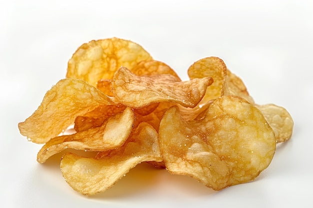 Ein Haufen Kartoffelchips auf einer weißen Oberfläche mit weißem Hintergrund und einem weißen Hintergrund mit