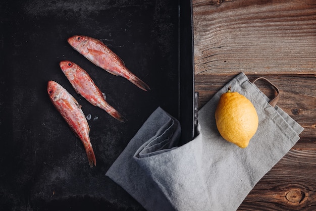 Foto ein haufen köstlicher frischer roher meerbarbenfische