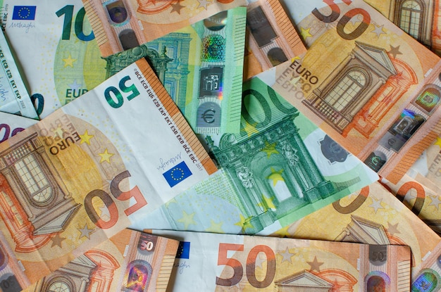 Ein Haufen Papier-Euro-Banknoten als Teil des Zahlungssystems eines einzigen Landes