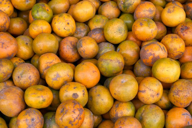 Ein Haufen reifer Orangen im Supermarkt