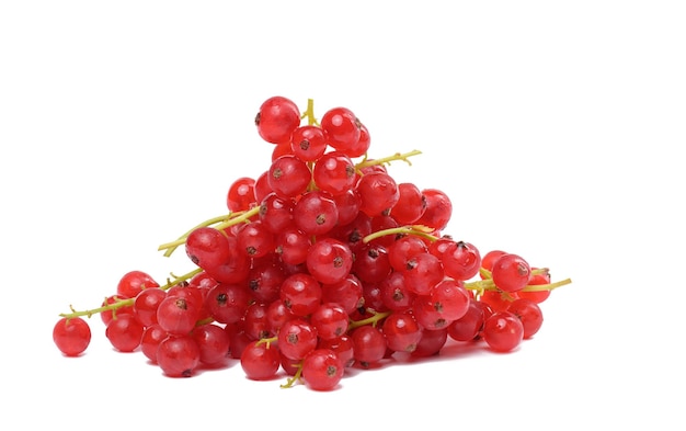 Ein Haufen reifer roter Johannisbeeren auf weißem, isoliertem Hintergrund