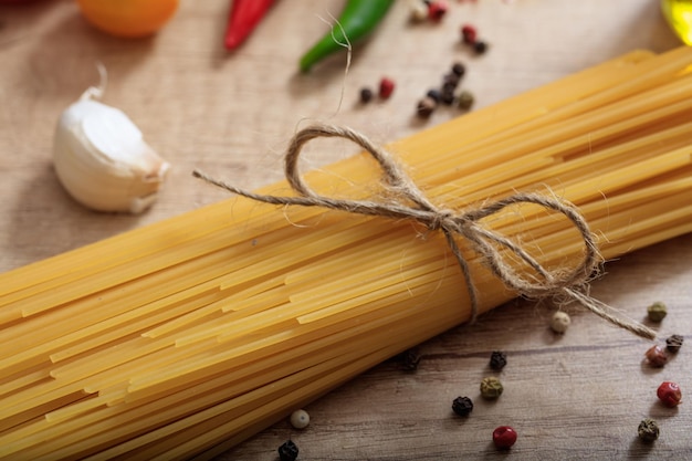 Ein Haufen roher Spaghetti-Nudeln