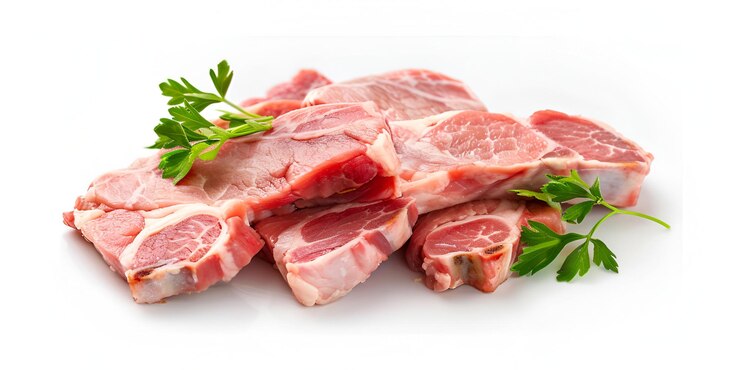Foto ein haufen rohes fleisch mit petersilie oben