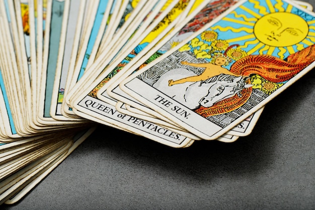 Ein Haufen Tarot-Karten Zigeuner inspiriert auf einem hölzernen Hintergrund verstreut und willkürlich angeordnet Wahrsager Magier Zauberer Horoskop