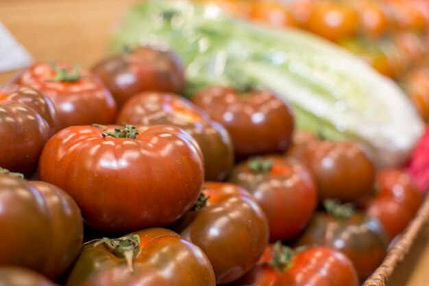 Ein Haufen Tomaten auf einem Tisch