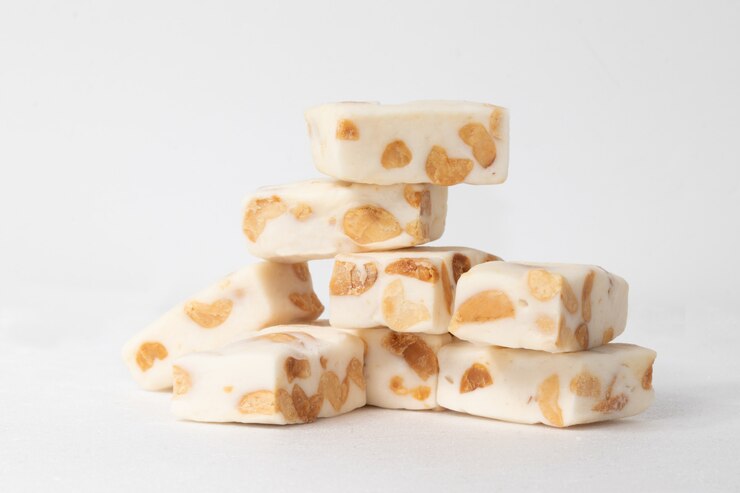 Ein Haufen traditioneller Nougat auf weißem Hintergrund.