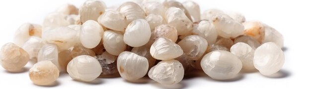 Ein Haufen weißer Perlen auf einem weißen Tisch.