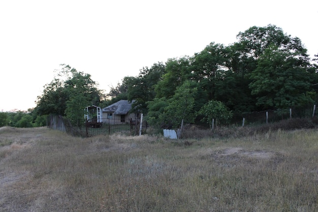 Ein Haus auf einem Feld mit Bäumen