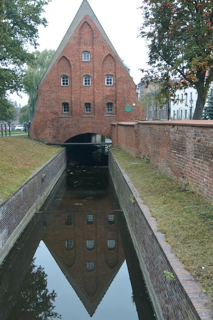 Foto ein haus, das sich am kanal widerspiegelt