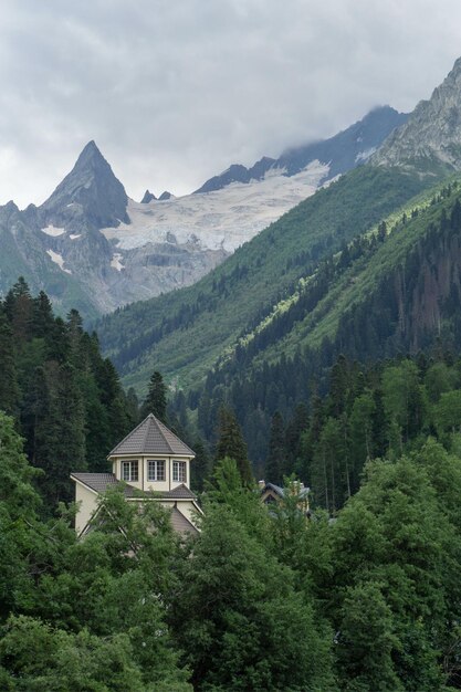 Ein Haus in den Bergen