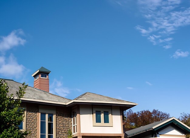 Foto ein haus mit blauem himmel