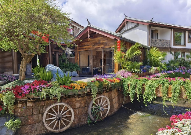 Ein Haus mit einem Blumenbeet davor