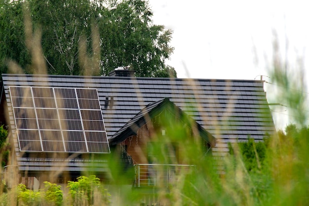 Foto ein haus mit einem solarpanel auf dem dach