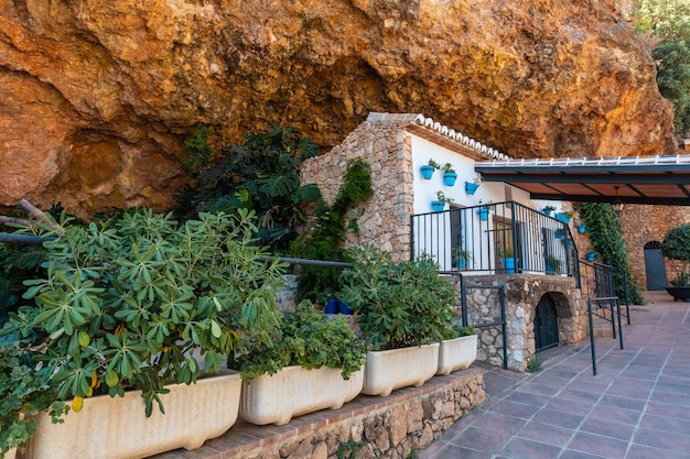 Foto ein haus unter einer höhle in der gemeinde mijas in malaga andalusien