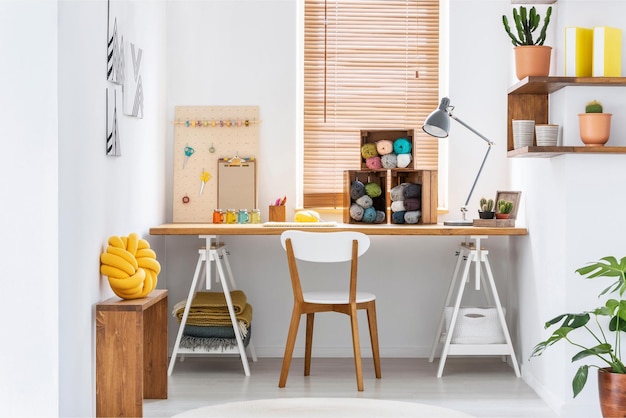 Ein Heimbüro mit einem Holzschreibtisch und einem Holzstuhl.