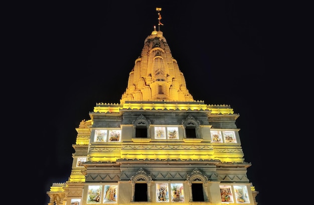 Ein hell leuchtendes Bild von Prem Mandir in Uttar Pradesh