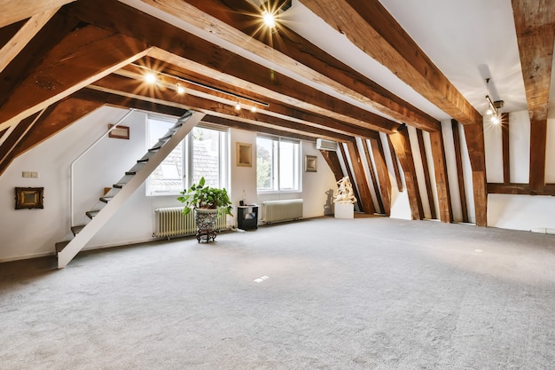 Ein heller Dachboden mit einem Blumentopf in einem eleganten Haus