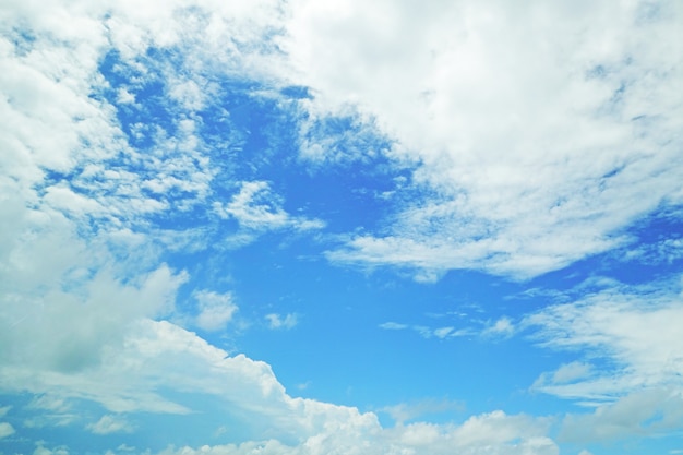 ein heller Himmel mit einer Wolke