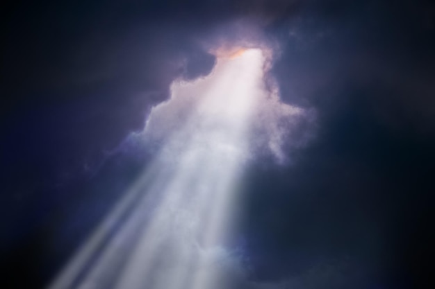 Ein heller Sonnenstrahl bricht durch die dunklen Wolken Konzept der Hoffnung