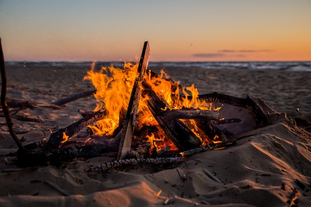 ein helles Feuer am Strand