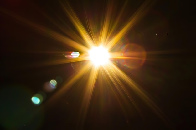 Ein helles Licht scheint auf dem schwarzen Hintergrund mit Linsenflammen