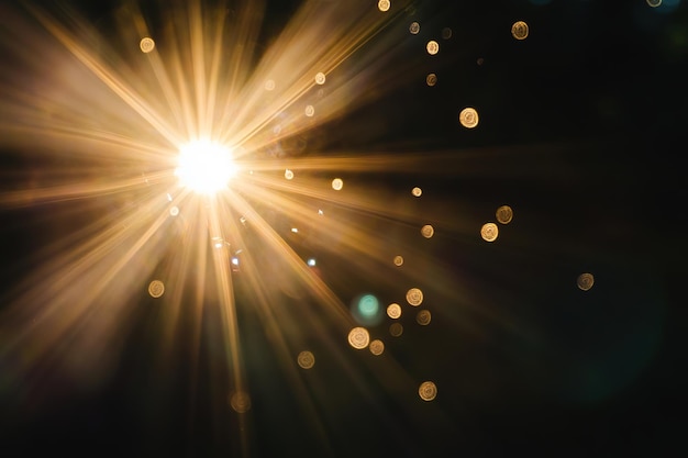 Ein helles Licht scheint auf dem schwarzen Hintergrund mit Linsenflammen