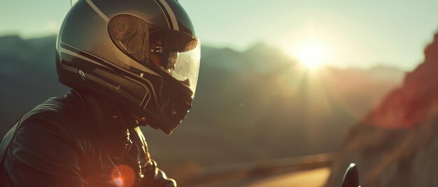 ein Helm eines Piloten fliegt im Sonnenuntergang