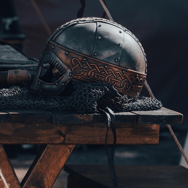 ein Helm mit dem Wort Schädel sitzt auf einem Holztisch