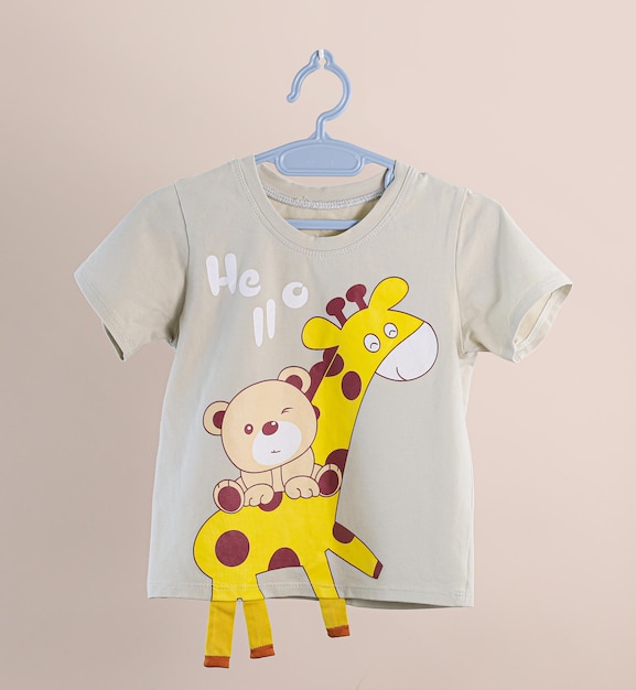 ein Hemd, auf dem steht, dass er eine Giraffe ist