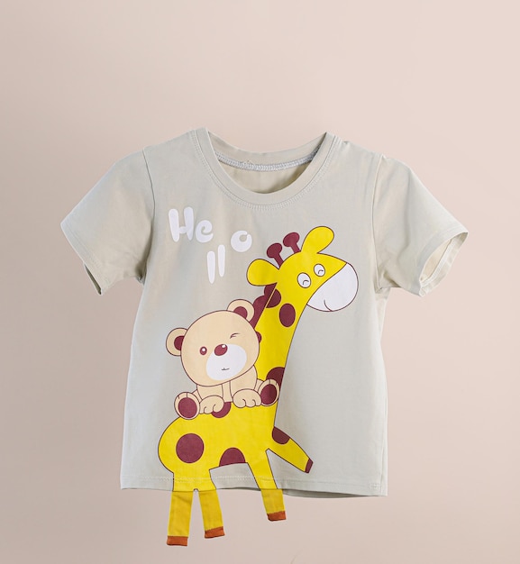ein Hemd, auf dem steht, dass er eine Giraffe ist