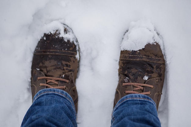 Ein Herren-Winterstiefel im Schnee