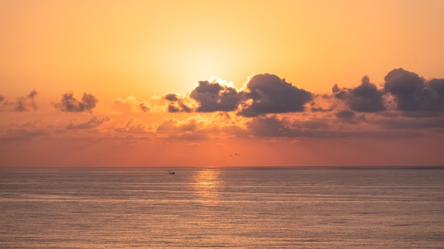 Ein herrlicher Sonnenuntergang über den sanften Wellen des warmen tropischen Meeres