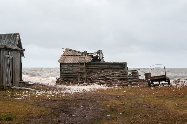 Ein heruntergekommenes altes Fischerhaus in einem authentischen Dorf am Ufer des Weißen Meeres