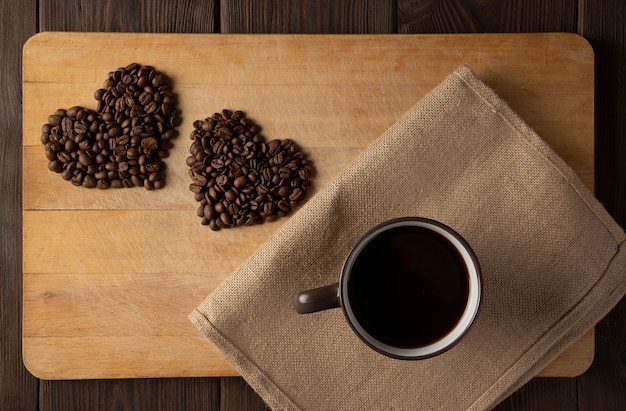 Ein Herz aus Kaffeebohnen.