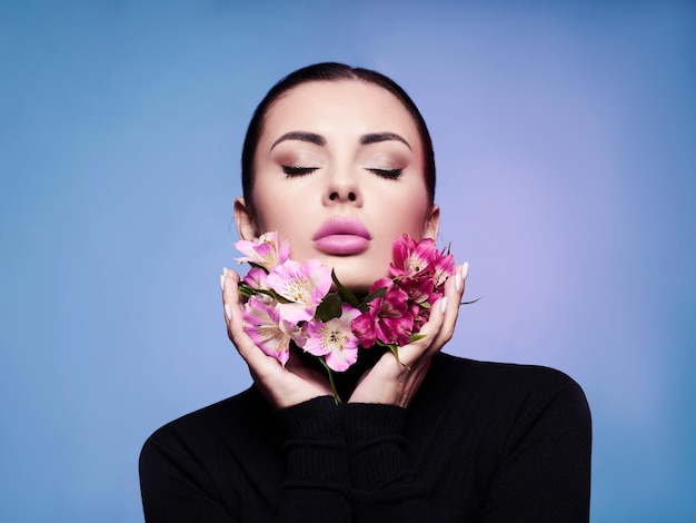 Ein High-Fashion-Modell mit Frühlings- und Sommerfarben