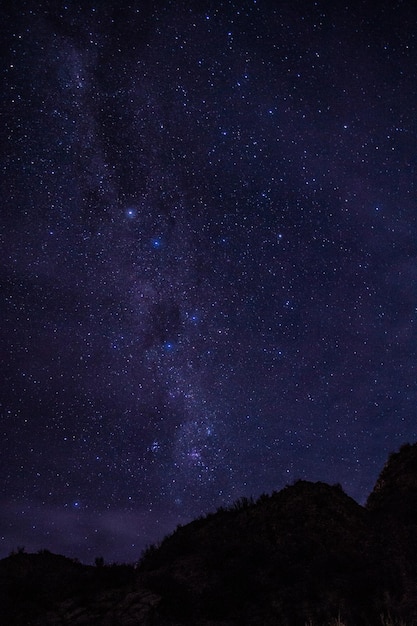 Ein Himmel voller Sterne mit Bergen