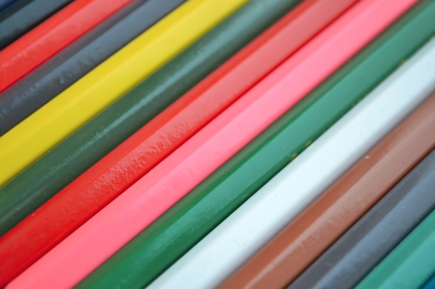 Ein Hintergrund aus mehrfarbigen Bleistiften zum Zeichnen mit gleichmäßigen Streifen. Hobby- und Bildungskonzept.