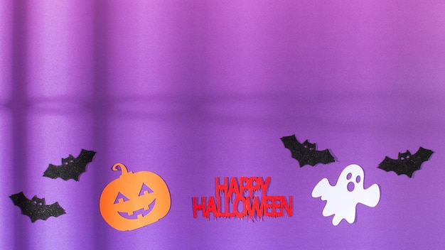 Ein Hintergrund mit Geisterkürbisfledermäusen und Wörtern aus blutigen Buchstaben für Halloween auf violettem Hintergrund Kopierbereich