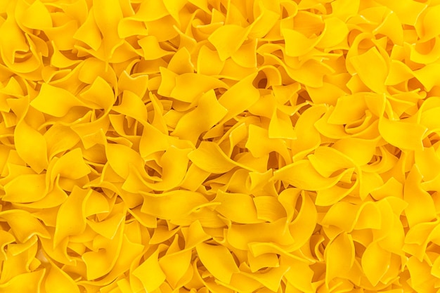 Ein Hintergrund von Tagliatelle-Nudeln. Aufgenommen im Studio mit einer 5D Mark III.