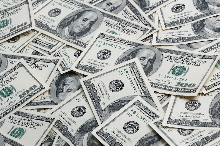 Foto ein hintergrund von zerstreuten hundert dollarscheinen. von oben betrachten.
