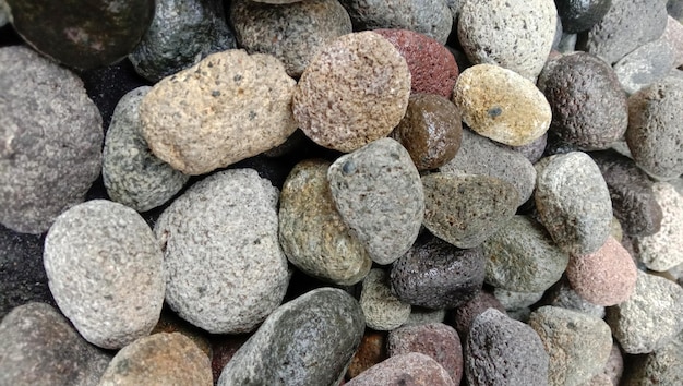 Ein Hintergrundfoto eines kleinen Steinhaufens, ein Foto, das sich sehr gut als Hintergrund eignet