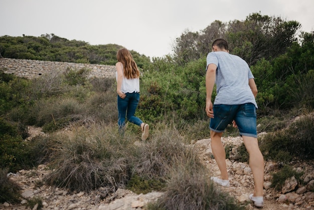 Ein hispanischer Mann und seine Latina wandern im Hochlandpark in Spanien