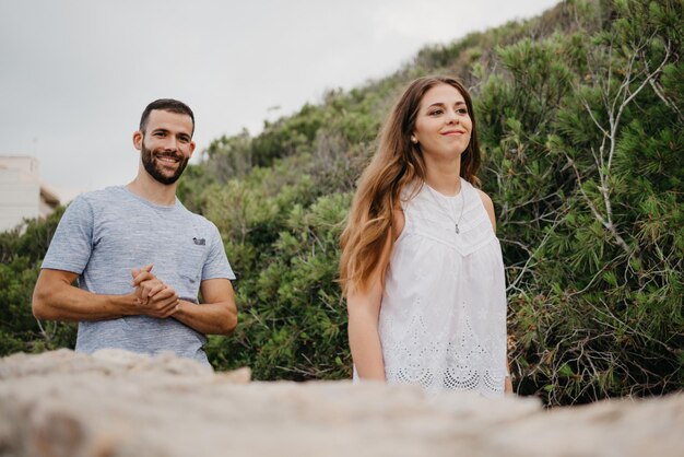 Ein hispanischer Mann und seine Latina wandern im Hochlandpark in Spanien