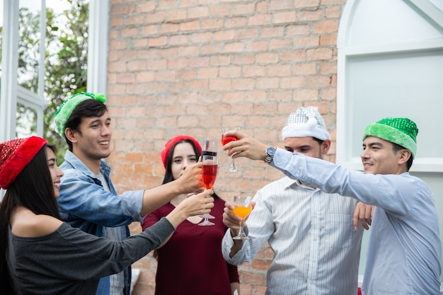 Ein Hoch auf die besten Freunde, fröhliche junge Leute, die mit Sektflöten jubeln und glücklich aussehen