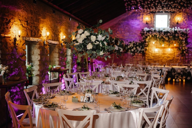 ein Hochzeitsempfang mit einer lila-weißen Tischtüte und Blumen darauf