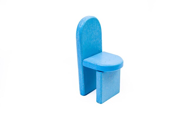 Ein hölzerner blauer Spielzeugstuhl ein Sofa zwei Stühle mit einem Tisch ein gelber Tisch blaue gepolsterte Holzstühle gelbe Lampe auf isoliertem weißem Hintergrund