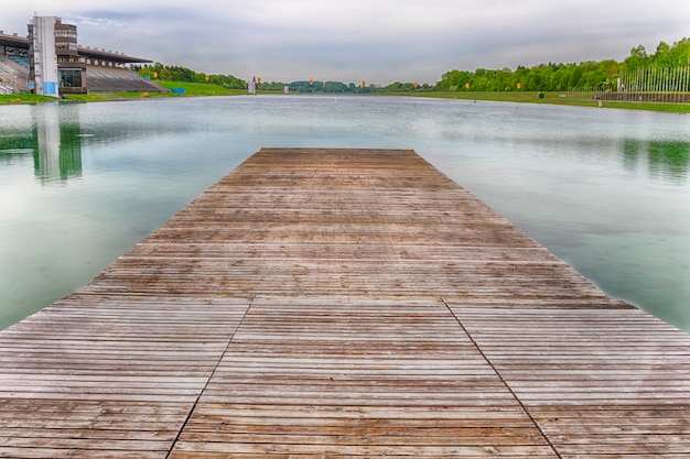 Foto ein hölzerner pier auf einer seeregatta