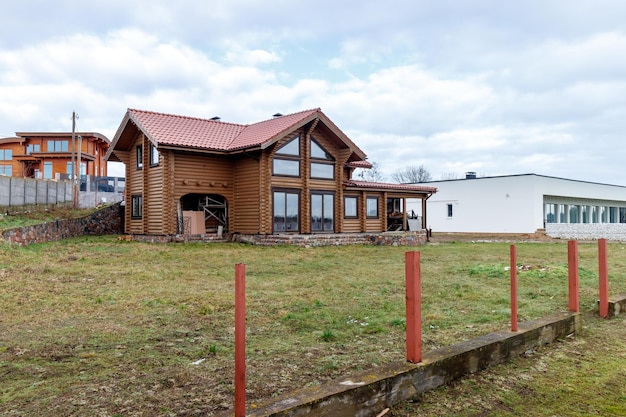 Ein hölzernes Blockhaus am Ufer eines großen Sees. Der Bau ist im Gange