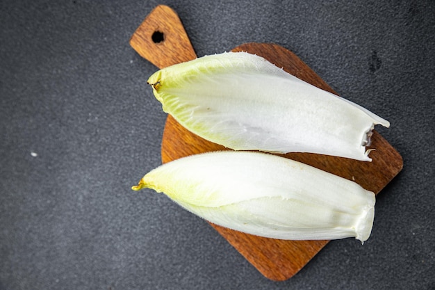 Ein hölzernes Schneidebrett mit einer weißen Blume darauf